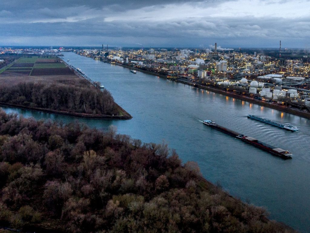 Γερμανία: Μεγάλο πρόβλημα με την ξηρασία αντιμετωπίζει ο ποταμός Ρήνος – Σε ιστορικό χαμηλό η στάθμη του
