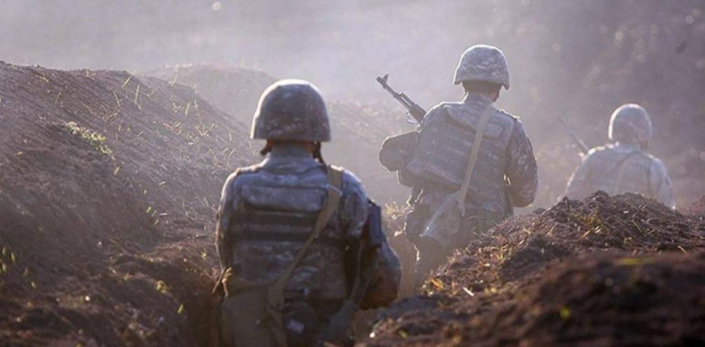 Βίντεο τρόμου με Αζέρους να κρεμάνε σε στρατιωτικό όχημα κρανίο Αρμένιου που πήραν από νεκροταφείο!