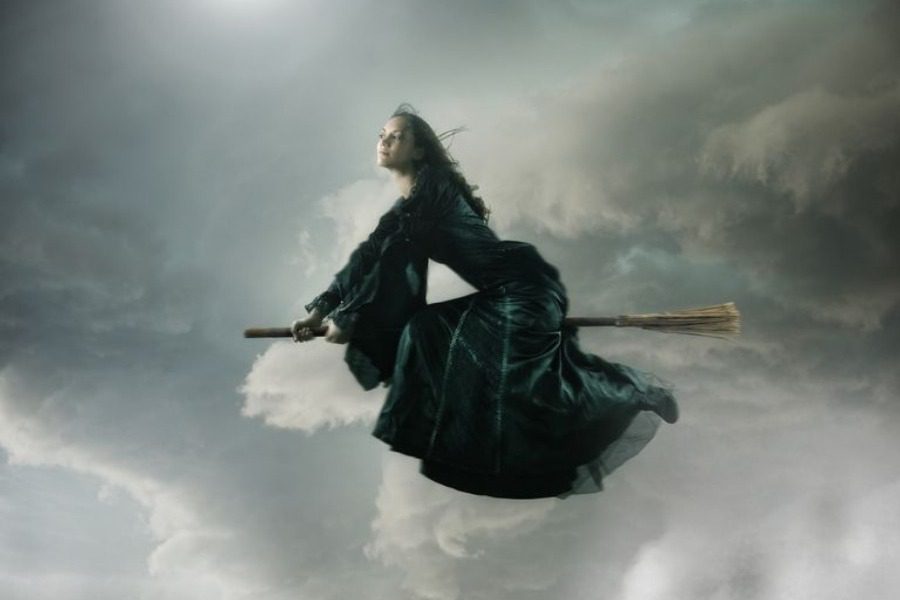 Γιατί επικράτησε η εικόνα ότι οι μάγισσες πετούν πάνω σε σκουπόξυλο;