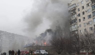 Οι Ουκρανοί δολοφονούν γυναικόπαιδα: Ένα κοριτσάκι και η γιαγιά του σκοτώθηκαν από βομβαρδισμούς στο Ντονιέτσκ