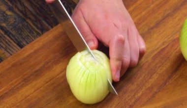 Έξυπνο κόλπο με το κρεμμύδι: Δοκιμάστε το και ο καθαρισμός της ψησταριάς σας θα γίνει παιχνιδάκι!