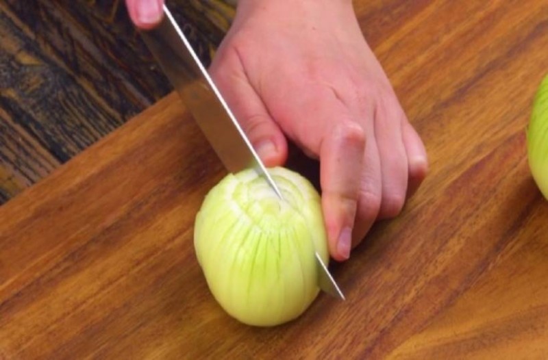 Έξυπνο κόλπο με το κρεμμύδι: Δοκιμάστε το και ο καθαρισμός της ψησταριάς σας θα γίνει παιχνιδάκι!