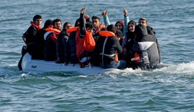 Τέσσερις στους δέκα μετανάστες που φτάνουν στις βρετανικές ακτές είναι Αλβανοί!