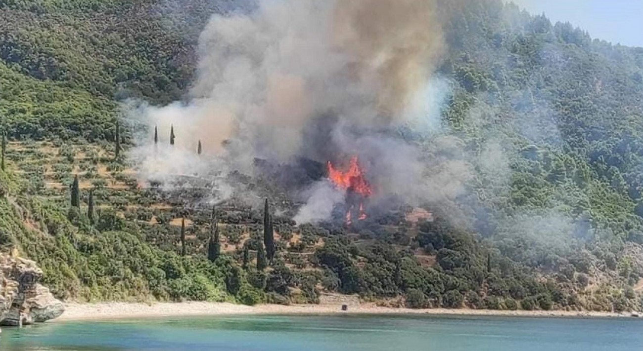 Καλύτερη η εικόνα της φωτιάς στο Άγιο Όρος (βίντεο)