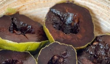 «Μαύρη σαπάτη»: Το τροπικό φρούτο που έγινε viral στο Tiktok επειδή μοιάζει με σοκολάτα (βίντεο)