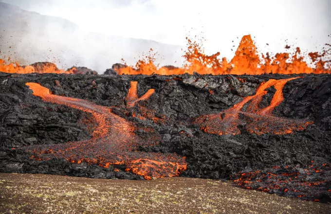 Έκρηξη ηφαιστείου στην Ισλανδία – Εντυπωσιακά πλάνα από drone (βίντεο)