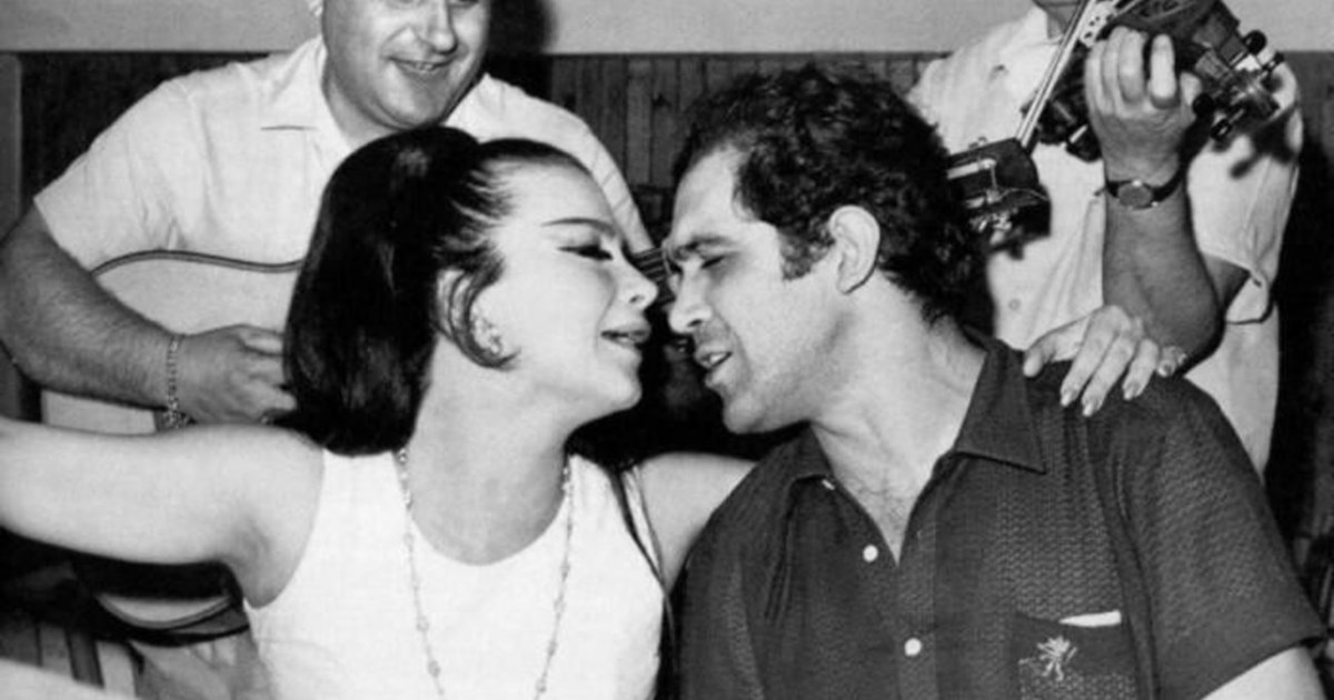 Η Τζένη Καρέζη με τον Κώστα Καζάκο και τον γιο τους σε ένα σπάνιο κλικ από το 1970 (φωτο)