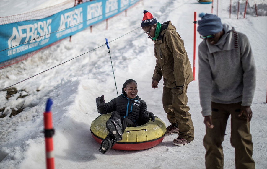 «Τρελάθηκε» ο καιρός: Οι Ευρωπαίοι «λιώνουν» από τον καύσωνα και στην… Αφρική πάνε για σκι! (φώτο-βίντεο)