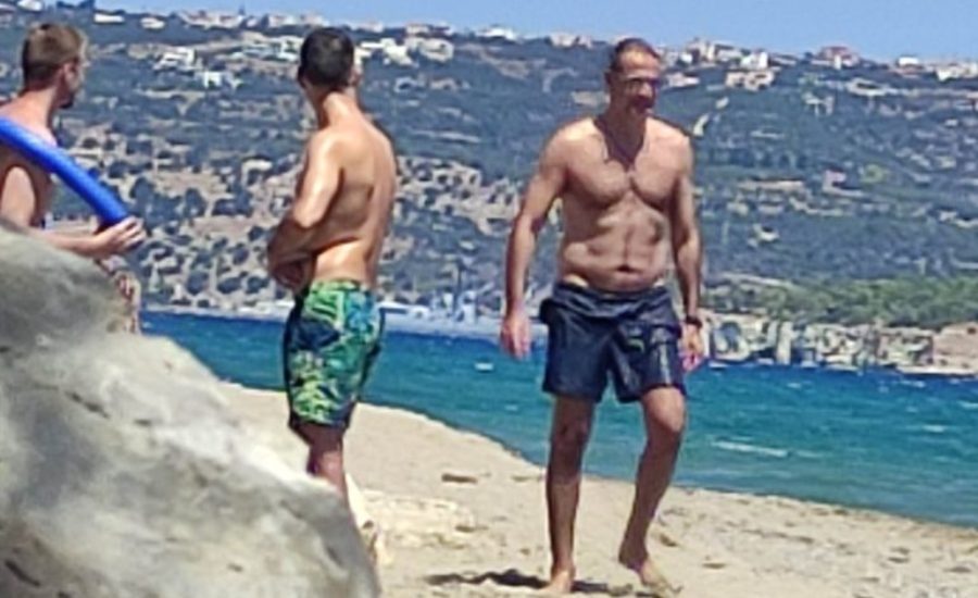 Στα Χανιά ο πρωθυπουργός για μπάνια εν μέσω σκανδάλου υποκλοπών