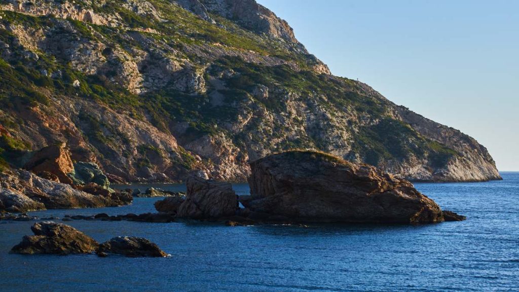 Η παραλία δίπλα στην Αθήνα που θυμίζει νησί και είναι ιδανική για οικογένειες