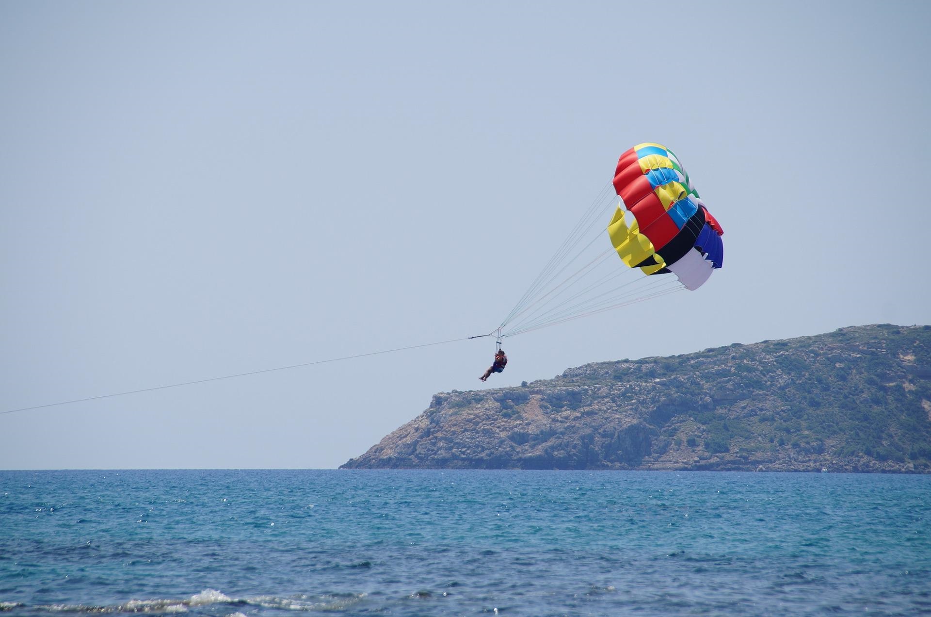 Σύβοτα: Πώς έχασε τη ζωή της η γυναίκα που έκανε parasailing – Τι λέει ο ιδιοκτήτης του σκάφους
