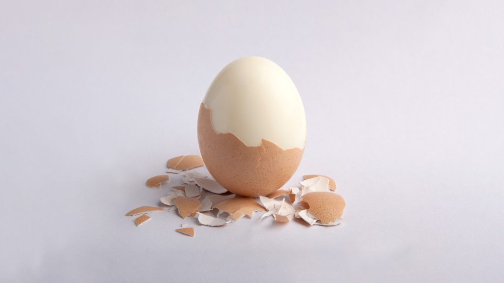 Με αυτό κολπάκι για να καθαρίσετε πανεύκολα ένα βραστό αυγό (βίντεο)