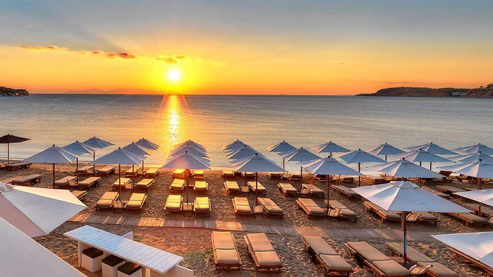 «Απλησίαστες» οι τιμές της ξαπλώστρας τον Αύγουστο στην Ελλάδα