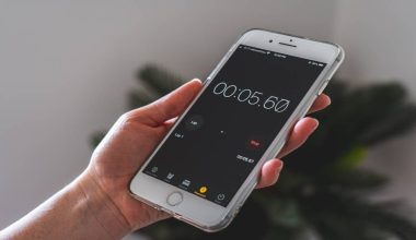 Χρησιμοποιείτε το κινητό ως ξυπνητήρι; – Οι τρεις λόγοι για να το σταματήσετε