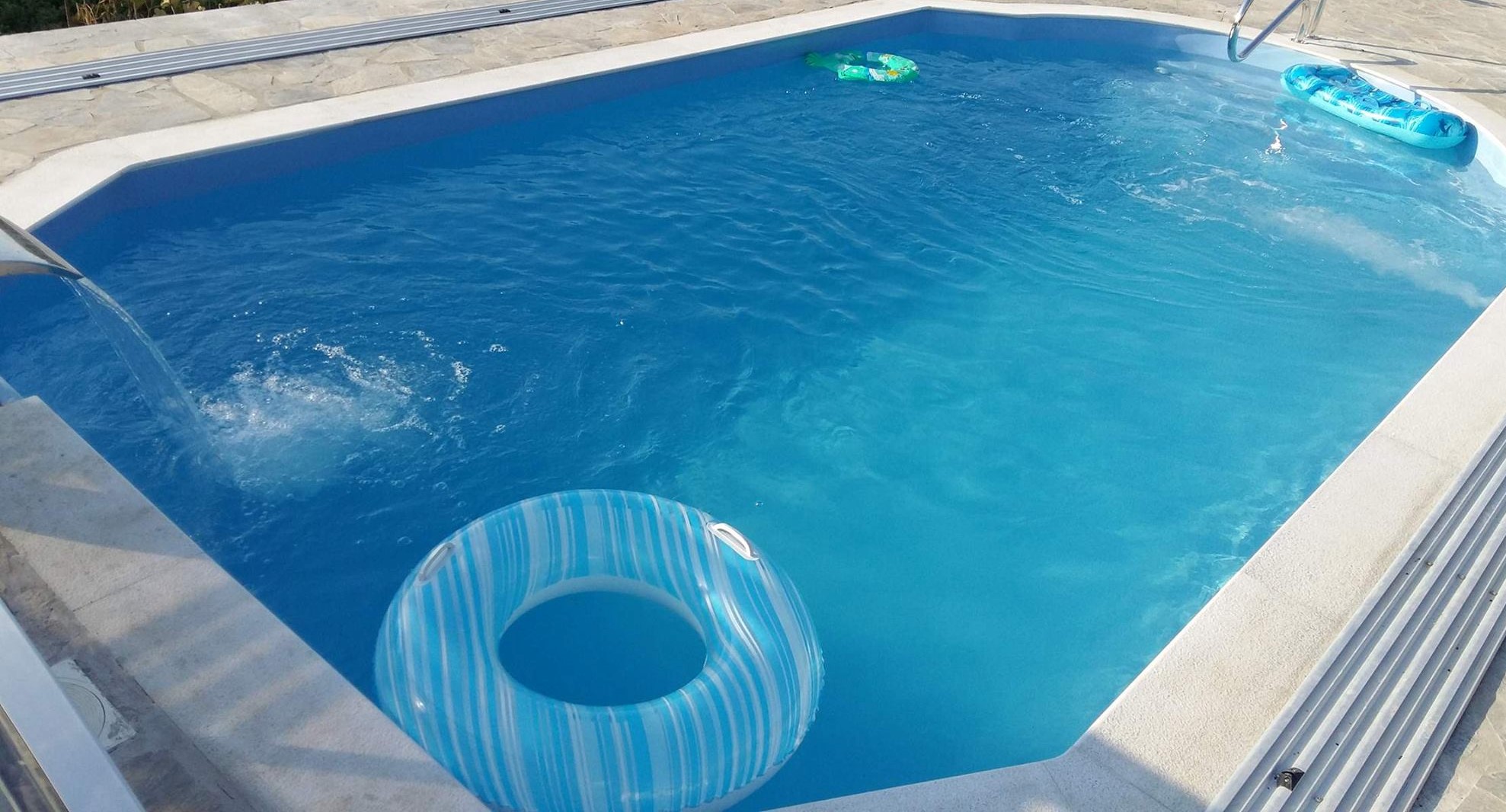 Κρήτη: Μεθυσμένος τουρίστας βούτηξε για μπάνιο σε άδεια πισίνα – Μεταφέρθηκε στο νοσοκομείο