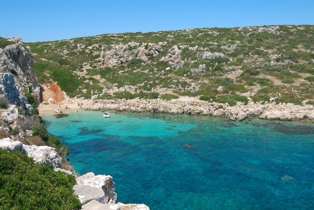 Νήσος Πρώτη – Μεσσηνία: Το ελληνικό νησί σε σχήμα… κροκόδειλου με το ναυάγιο και την εξωτική παραλία (βίντεο)