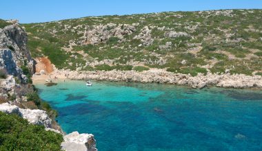 Νήσος Πρώτη – Μεσσηνία: Το ελληνικό νησί σε σχήμα… κροκόδειλου με το ναυάγιο και την εξωτική παραλία (βίντεο)