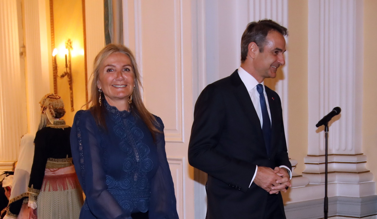 Η Μ.Μητσοτάκη ανέβασε άρθρο της Guardian για την Ύδρα αλλά δεν είδε (;) το άρθρο για την «σύγχρονη ελληνική χούντα»