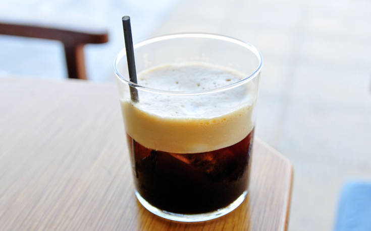 Θα σε «σώσει»: Το κόλπο για να μην «νερώνει» ο παγωμένος καφές σου