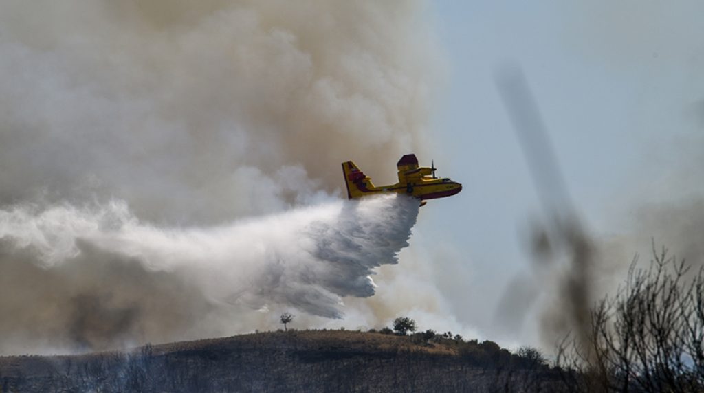 Φωτιά στη Σαμοθράκη: Έχει πλέον περιοριστεί – Εναέρια μέσα συνεχίζουν τις ρίψεις (βίντεο)