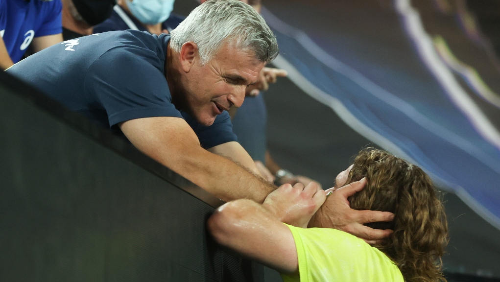 Στέφανος Τσιτσιπάς: Έκανε δώρο στον πατέρα του – Μια Aston Martin αξίας 240.000 ευρώ (βίντεο)