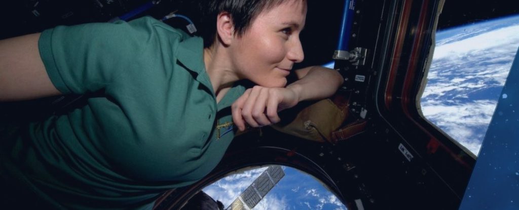 Ζωή στο Διάστημα: Μια Ιταλίδα πιλότος δείχνει πώς λούζονται οι αστροναύτες σε μηδενική βαρύτητα! (βίντεο)