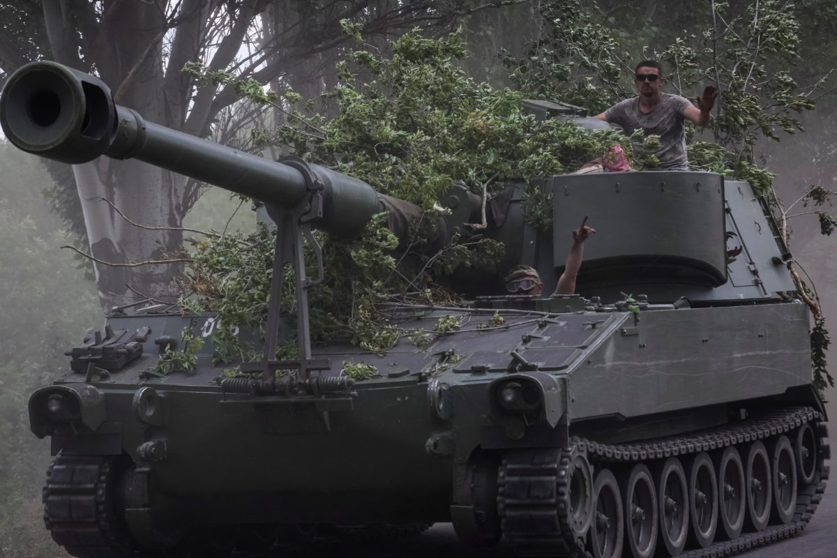 M109Α6 του ουκρανικού στρατού «συναντά»  αιωρούμενο πυρομαχικό του ρωσικού Στρατού και γίνεται παλιοσίδερα