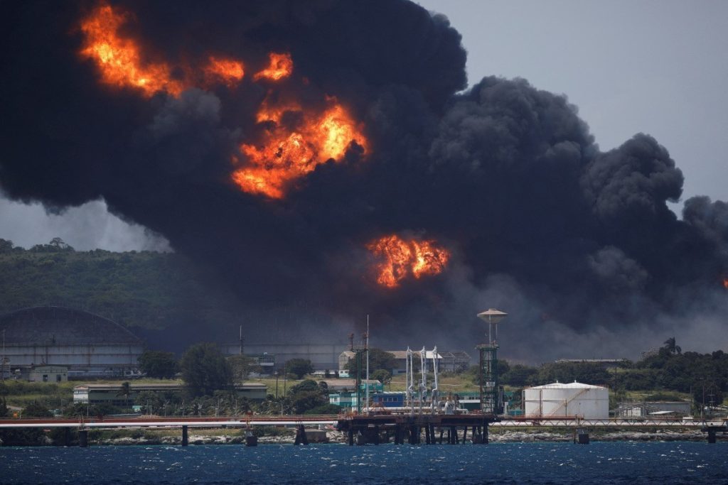 Κούβα: Μαίνεται η καταστροφική πυρκαγιά σε δεξαμενές πετρελαίου – Βρίσκεται εκτός ελέγχου