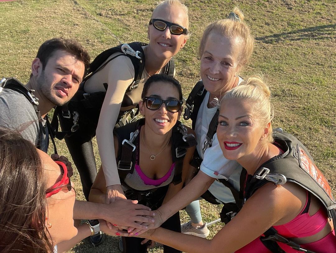 «Ατρόμητη» η Τάμτα κάνει ελεύθερη πτώση με την 72χρονη μητέρα της (φώτο)