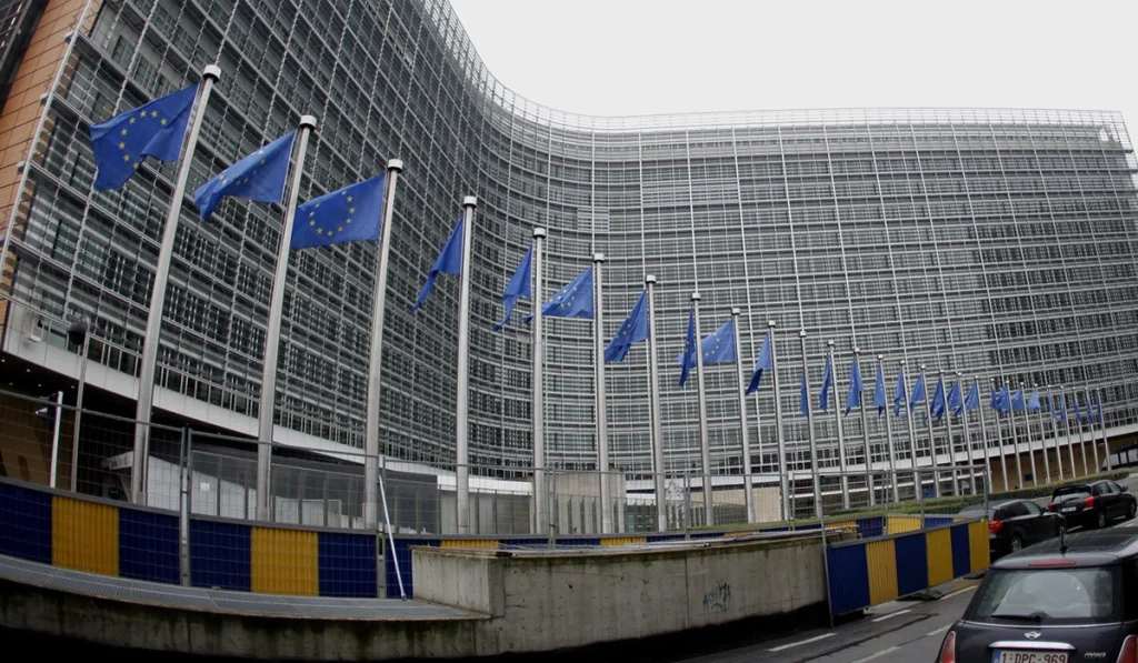 Εκθέτει την κυβέρνηση η Κομισιόν για το σκάνδαλο παρακολουθήσεων – Απαράδεκτη η παράνομη πρόσβαση στα δεδομένα πολιτών