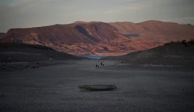 Τι κρύβεται πίσω από το μυστήριο με τα ανθρώπινα λείψανα που έρχονται στο φως καθώς ξεραίνεται λίμνη κοντά στο Λας Βέγκας;