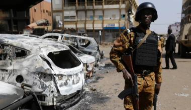15 νεκροί στρατιώτες σε διπλή βομβιστική επίθεση στη Μπουρκίνα Φάσο