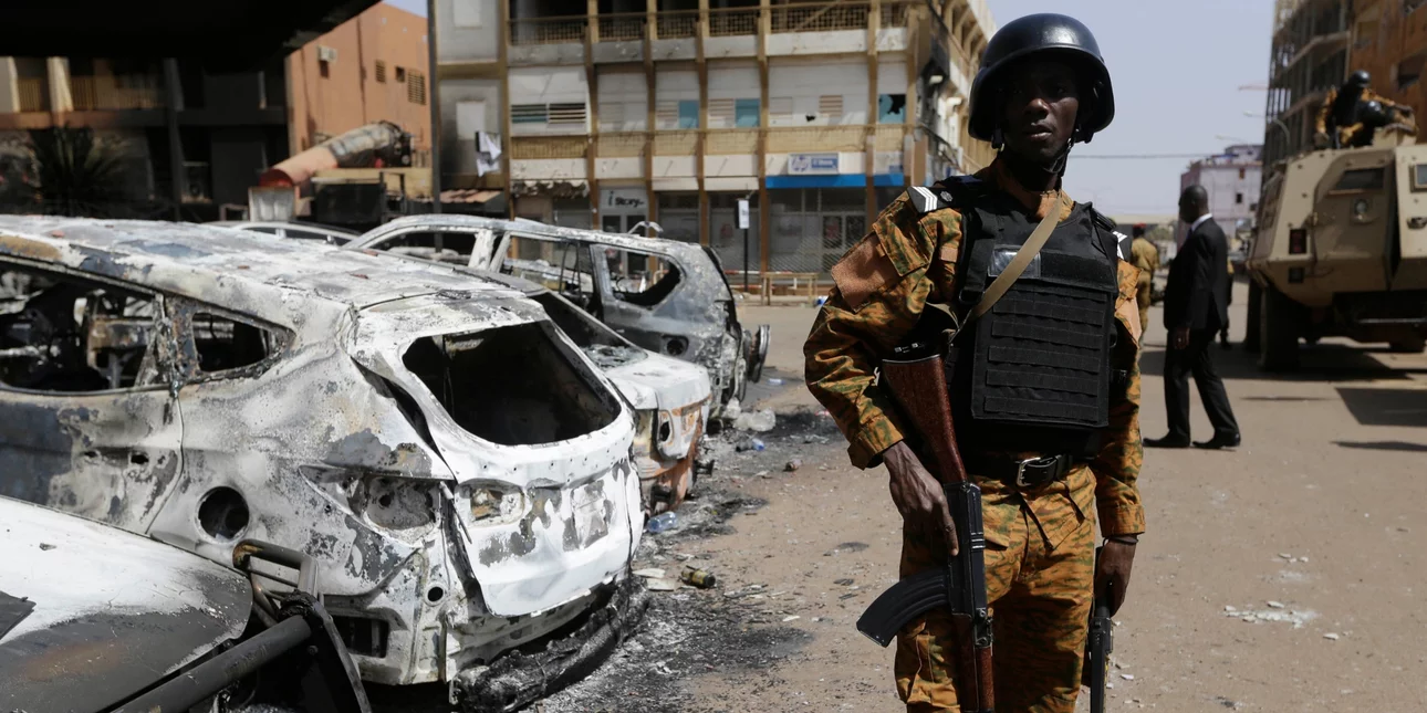 15 νεκροί στρατιώτες σε διπλή βομβιστική επίθεση στη Μπουρκίνα Φάσο