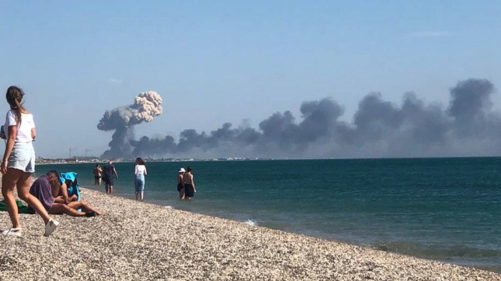 Απανωτές εκρήξεις σε ρωσική αεροπορική βάση στην Κριμαία (βίντεο)