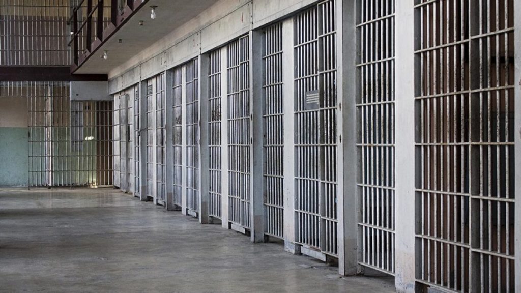Κρήτη: Κρατούμενοι στις φυλακές Χανίων προσπάθησαν να «περάσουν» κινητά μέσα σε τελάρα με μήλα