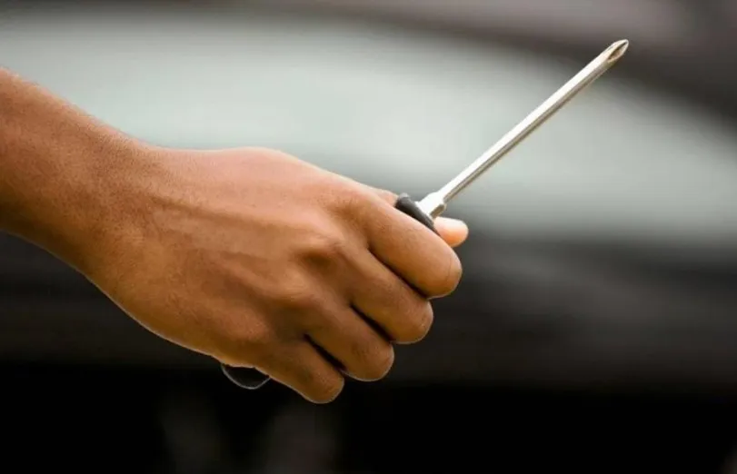 Βόλος: Τρόμος για 26χρονη μητέρα – Την απείλησε με κατσαβίδι μπροστά στο παιδί τους