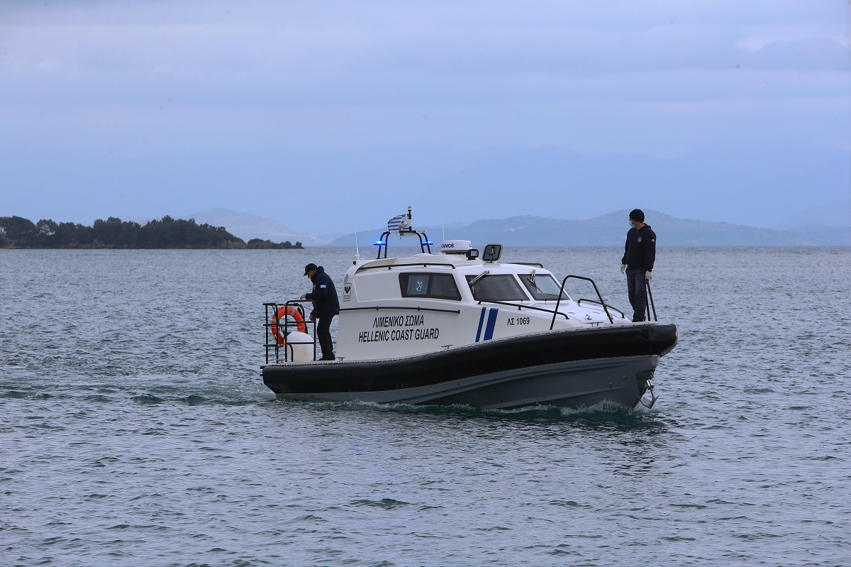 Σούνιο: Συνεχίζονται οι έρευνες για τον εντοπισμό δύο κολυμβητών που χάθηκαν στη θάλασσα στα Λεγραινά