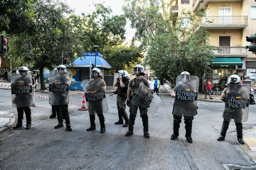 Εξάρχεια: Ξεκίνησαν οι εργασίες για το Μετρό – Kάτοικοι πραγματοποίησαν πορεία – Ένταση με τους άνδρες των ΜΑΤ