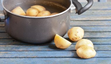 Το κολπάκι που θα πρέπει να κάνεις κι εσύ όταν βράζεις πατάτες