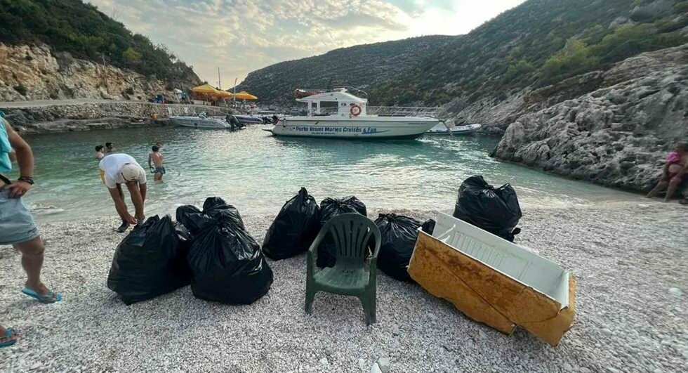 Κοινοπραξία τουριστικών πλοίων μάζεψε τα σκουπίδια από το ναυάγιο της Ζακύνθου (φώτο)