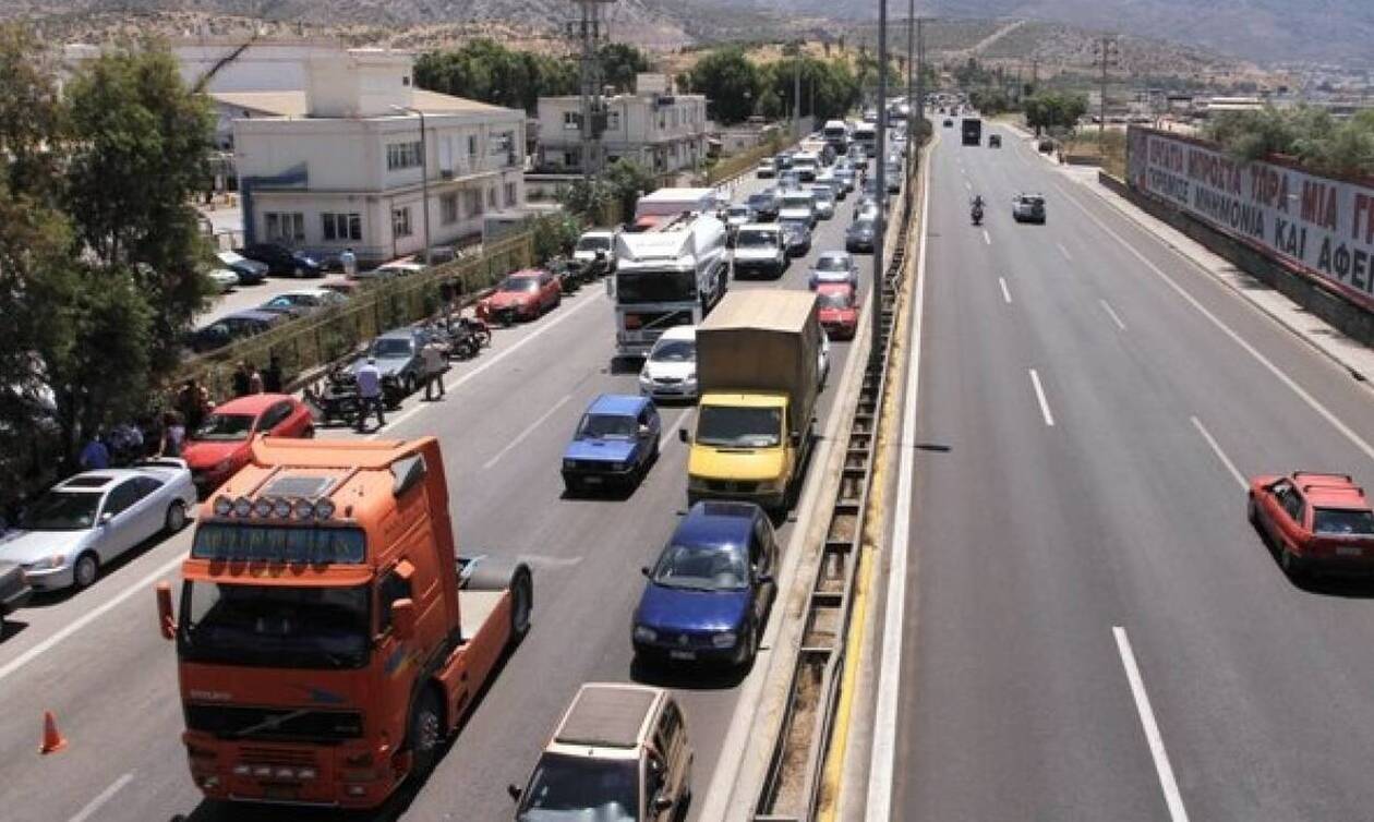 Διακόπηκε λόγω καθίζησης η κυκλοφορία στη Λεωφόρο Αθηνών στο ύψος του Χαϊδαρίου.