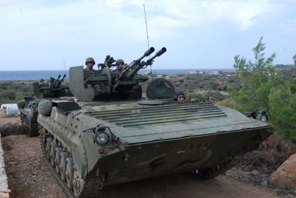 Ξεκίνησε ο αφοπλισμός των νησιών του Αιγαίου: Μεταφέρονται τα ΤΟΜΑ BMP-1 από τα Μαστιχοχώρια Χίου