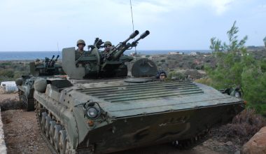 Ξεκίνησε ο αφοπλισμός των νησιών του Αιγαίου: Μεταφέρονται τα ΤΟΜΑ BMP-1 από τα Μαστιχοχώρια Χίου