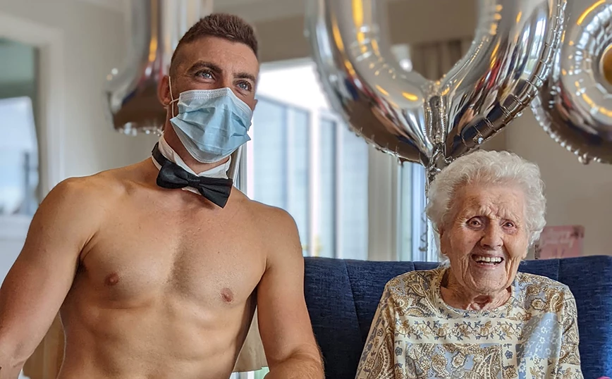 Δώρο» ζωής: Κυρία 106 ετών γιόρτασε τα γενέθλιά της με γυμνό σερβιτόρο – «Δεν φορούσε εσώρουχα»
