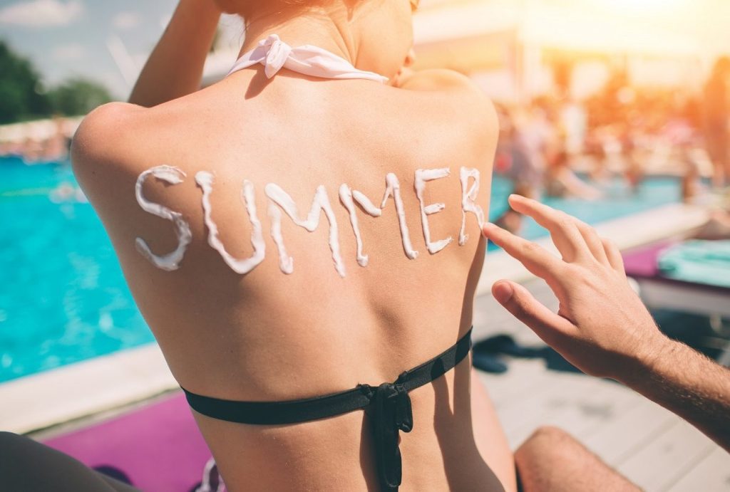 Όσα πρέπει να ξέρετε για το μαύρισμα: Οι 4+1 μύθοι που πρέπει να σταματήσετε να πιστεύετε