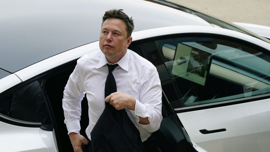 Ο Έλον Μασκ προχώρησε σε νέες μαζικές πωλήσεις μετοχών της Tesla