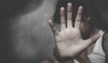 Ενδοοικογενειακή βία: Πάνω από 2.000 τηλεφωνήματα δέχτηκε η γραμμή «SOS 15900» τους πρώτους 7 μήνες του 2022