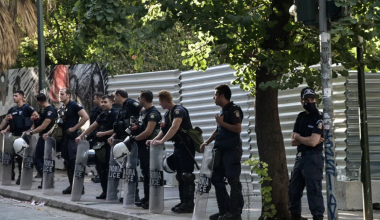 Ισχυρές αστυνομικές δυνάμεις στα Εξάρχεια: Συνεχίζονται οι διαμαρτυρίες για τα έργα του Μετρό (φώτο)