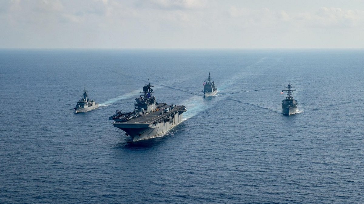 Πολεμικά πλοία της Κίνας και της Ταϊβάν πλέουν κοντά στη νοητή διάμεση γραμμή του Στενού