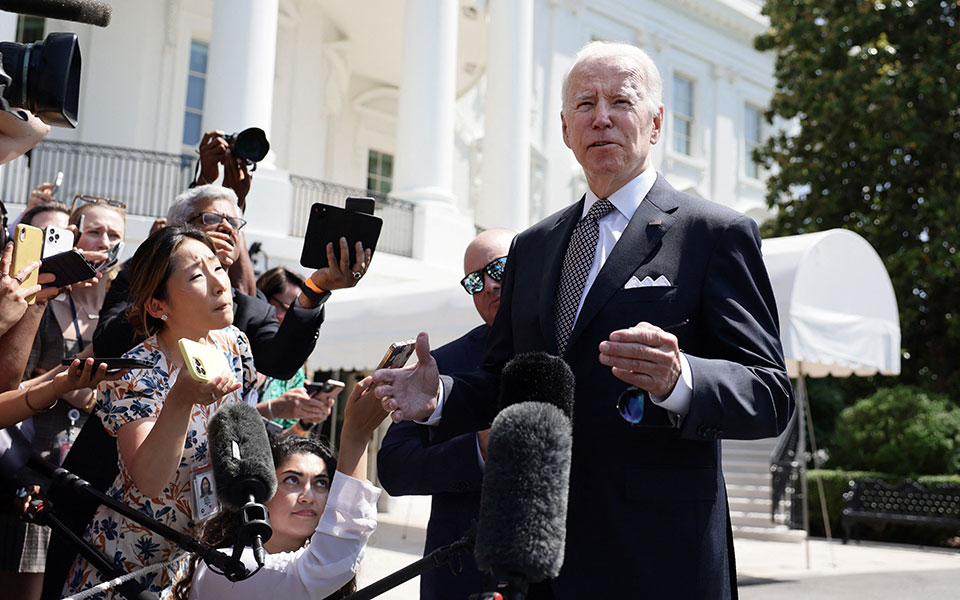 Νέα γκάφα του Τζο Μπάιντεν: Σε διάρκεια πέντε δευτερολέπτων ξέχασε ότι έκανε χειραψία – Το βίντεο έγινε viral!